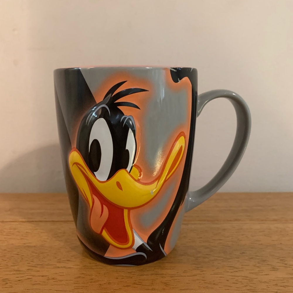 Warner Bros. Looney Tunes Daffy Duck ceramic mug from Six Flags raised 3D design